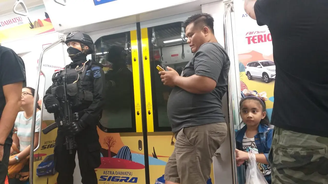 Pengamanan di Stasiun MRT jelang pelantikan Jokowi-Ma'ruf, Minggu (20/10/2019)