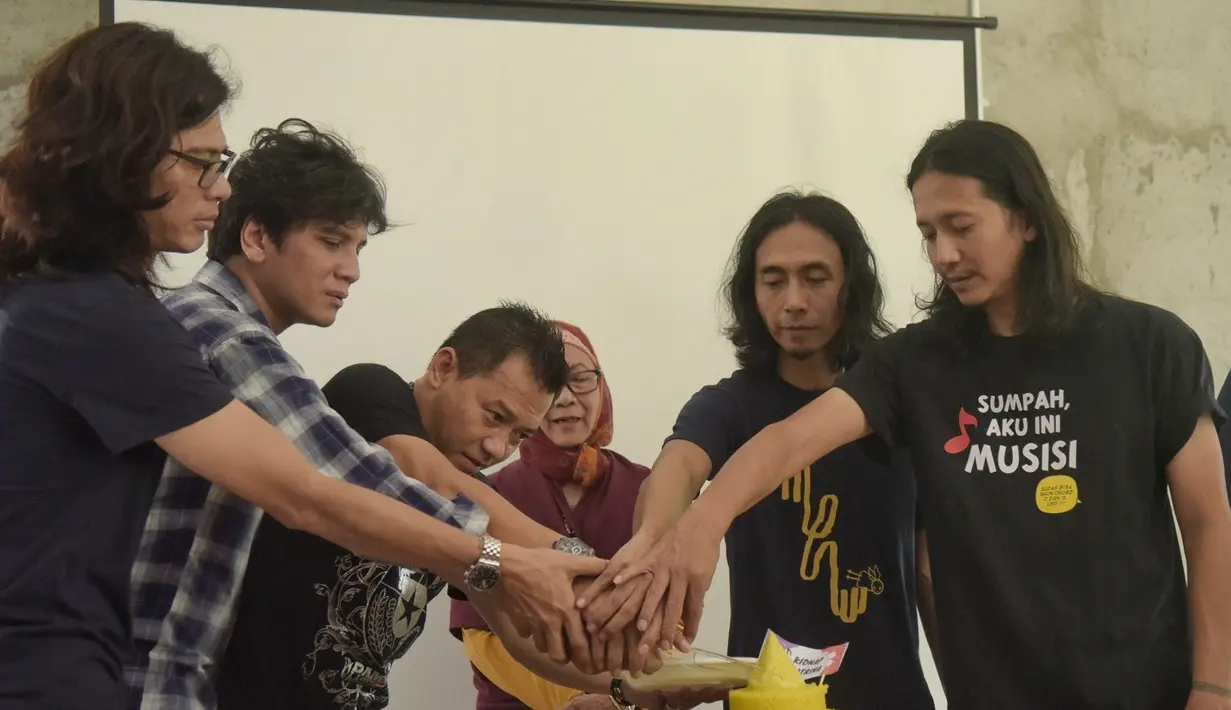 Setelah 23 tahun menghilang, grup band Kidnap Katrina kembali. Lagu Kesepian diluncurkan sebagai tanda grup ini kembali meramaikan industri musik Tanah Air. (Adrian Putra/Bintang.com)