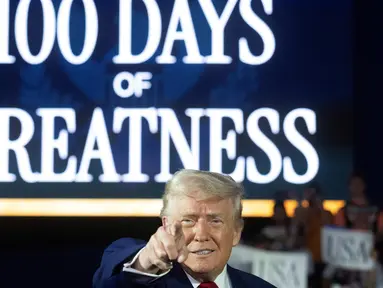 Presiden Amerika Serikat (AS), Donald Trump tiba untuk menyampaikan pidato yang menandai hari ke-100 masa jabatannya di Macomb County Community College Sports Expo Center, Warren, Michigan, pada tanggal 29 April 2025. (Jim WATSON/AFP)