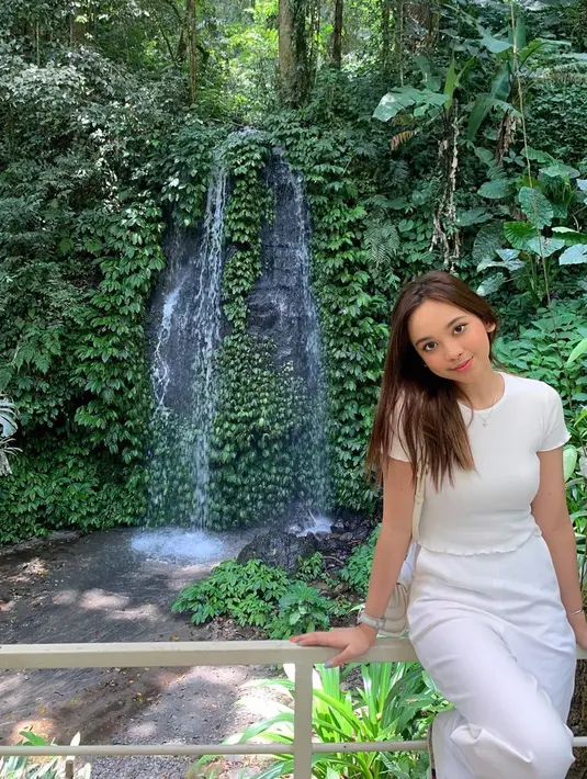 Penampilan Lyodra Ginting saat berlibur ke alam tampak begitu santai. Penyanyi kelahiran 2003 ini tampak mengenakan atasan kaus putih senada dengan bawahannya. Makeup natural pun membuatnya kian menawan.(Liputan6.com/IG/@lyodraofficial)