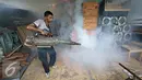 Petugas melakukan fogging di kawasan padat penduduk di Kebon Nanas, Jakarta, Jumat (15/4). Fogging tersebut dilakukan untuk mencegah berkembangbiaknya nyamuk aedes aegypti penyebab penyakit demam berdarah dengue. (Liputan6.com/Immanuel Antonius)