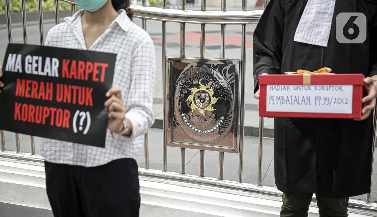Aktivis ICW menggelar aksi di depan Gedung Mahkamah Agung, Jakarta, Senin (8/11/2021). Aksi ini buntut dari MA yang mengeluarkan putusan kabul atas permohonan uji materi terhadap PP 99 Tahun 2012 tentang Syarat dan Tata Cara Pelaksanaan Hak Warga Binaan Pemasyarakatan. (Liputan6.com/Faizal Fanani)