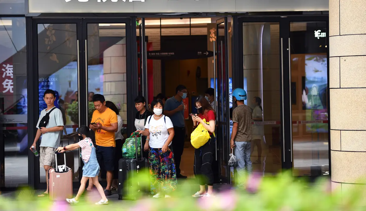 Para wisatawan berbelanja di toko bebas pajak (duty free) di Haikou, ibu kota Provinsi Hainan, China selatan (18/8/2020). Provinsi pulau Hainan di China meraup pendapatan 2,49 miliar yuan (1 yuan = Rp2.150) dalam belanja bebas pajak dari wisatawan pada Juli. (Xinhua/Guo Cheng)
