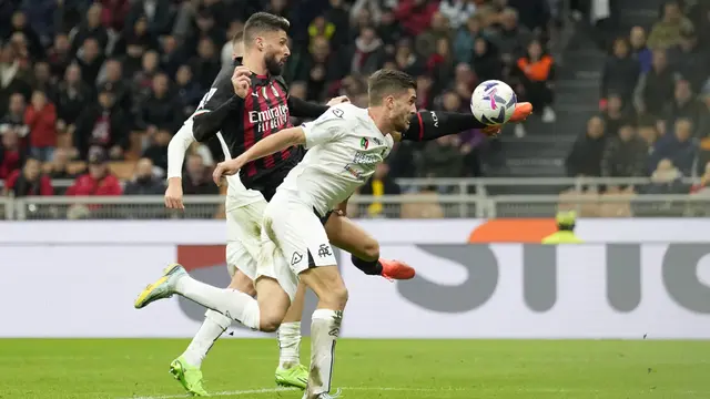 Foto: Momen Olivier Giroud Cetak Gol Akrobatik, Selebrasi Emosional hingga Diusir Wasit