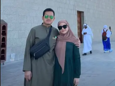 Momen umrah Jessica Anastasya dan suami juga sekaligus jadi momen honeymoon keduanya yang sempat tertunda usai menikah karena kesibukan masing-masing. Seperti diketahui, Jessica Anastasya resmi menikah dengan pujaan hatinya bernama Ilham Ramadhan pada 4 April 2022 lalu. 4 bulan usai menikah, pasangan ini makin lengket dan romantis. (Liputan6.com/IG/@jessicaanastasya20)