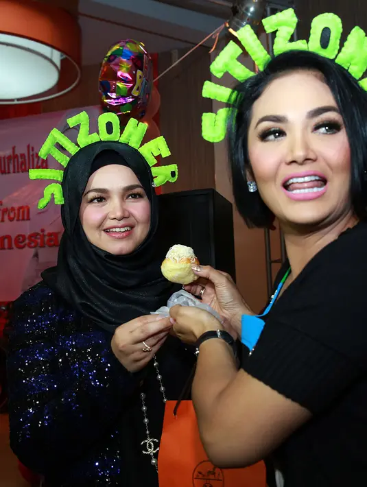 Sahabat Siti Nurhaliza, Krisdayanti datang dengan membawa keu bolu. KD mengatakan, bahwa sahabatnya tersebut sangat suka dengan jajanan Jakarta. Selain itu, ia juga memberikan kado syal merek favorit dia, Hermes. (Deki Prayoga/Bintang.com)