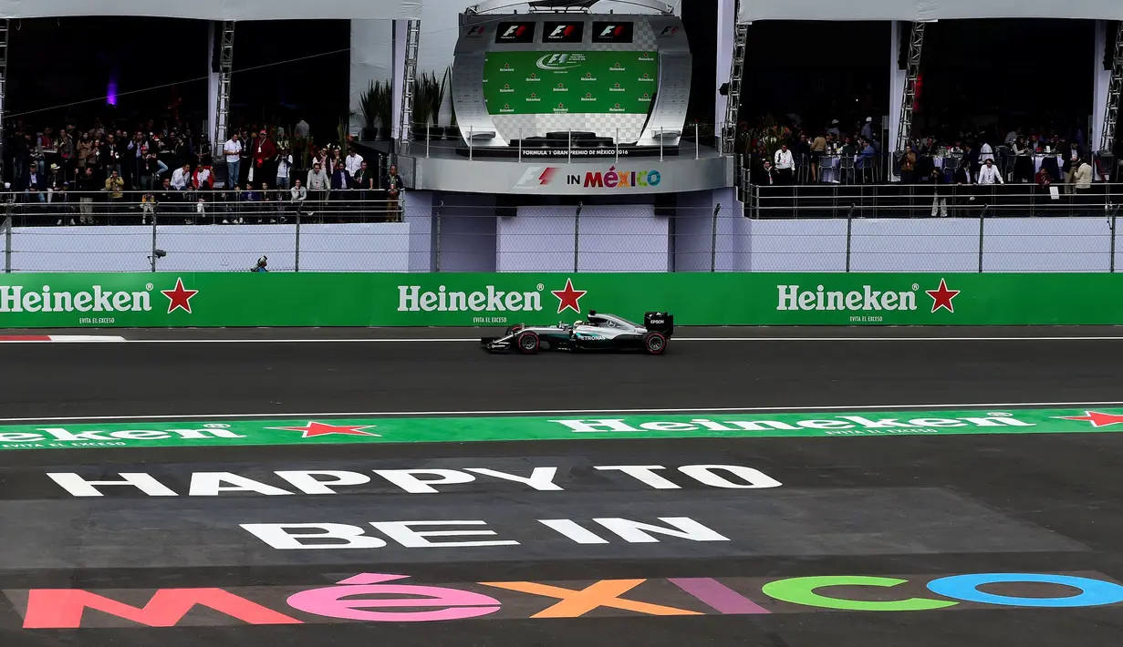 Aksi Lewis Hamilton saat latihan bebas F1 GP Meksiko di Sirkuit Autodromo Hermanos Rodriguez, Jumat (28/10/2016). (AFP/Alfredo Estrella)