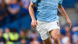 Pemain Manchester City, Mateo Kovacic menggiring bola pada laga Liga Inggris 2024/2025 melawan Chelsea di Stamford Bridge, London, Inggris, Minggu (18/08/2024) malam WIB. (AFP/Adrian Dennis)