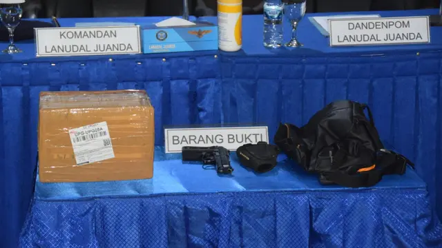 Barang bukti senjata api yang diamankan petugas Bandara Juanda. (Istimewa)