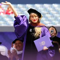 Raih gelar doktor kehormatan, lihat penampilan perdana Taylor Swift kenakan toga di momen wisuda New York University (NYU). (Instagram/enews).