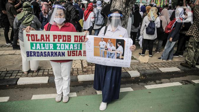Para orang tua siswa menggelar aksi didepan gedung Balaikota, Jakarta, Selasa (23/6/2020). Mereka menuntut Gubernur DKI Jakarta Anies Baswedan menghapus prioritas usia dalam aturan Penerimaan Peserta Didik Baru (PPDB) DKI Jakarta. (Liputan6.com/Faizal Fanani)