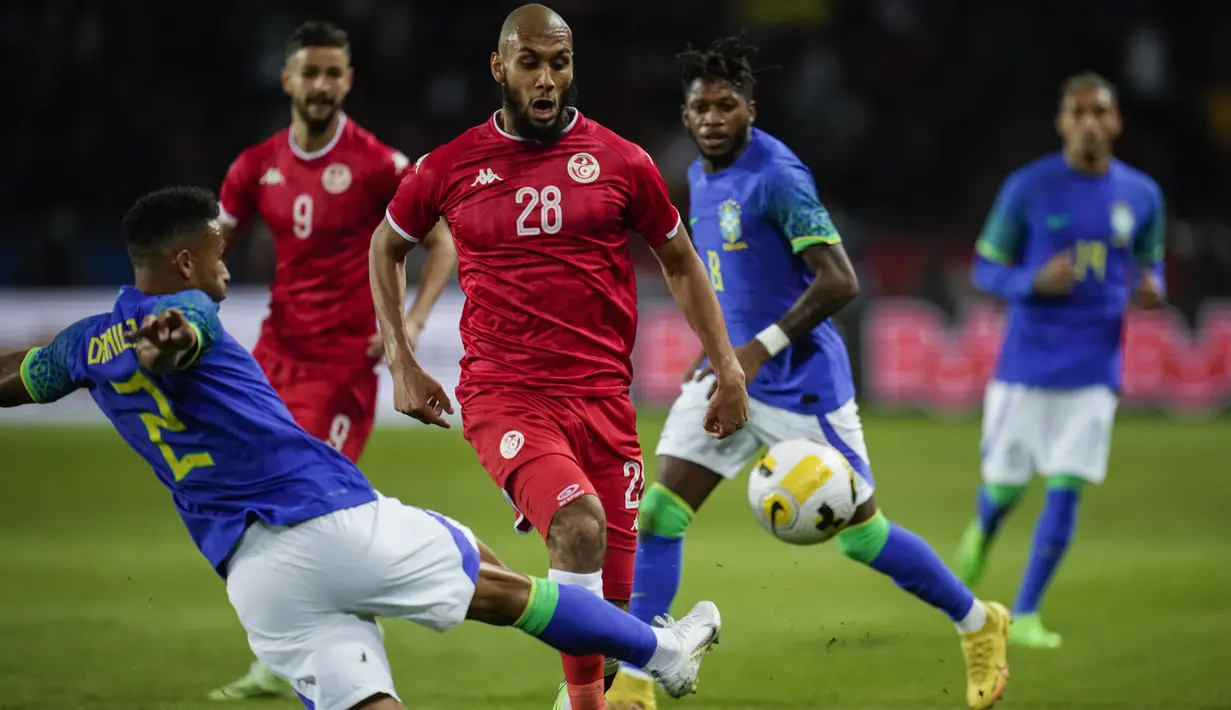 Gelandang timnas Tunisia Aissa Bilal Laidouni ditekel oleh bek Brasil Danilo dalam laga uji coba internasional kontra Brasil di Stadion Parc des Princes, Rabu (28/9/2022) dini hari WIB. Timnas Brasil menang dengan skor telak 5-1 atas Tunisia dalam pertandingan FIFA Matchday. (AP Photo/Christophe Ena)