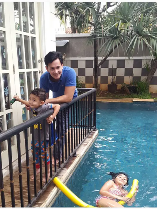 Marcelino Lefrandt menemani anaknya bermain.  (Instagram/@marcelinolefrandt)