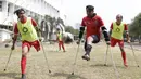 Tim Garuda INAF yang merupakan pesepak bola amputan berlatih di Lapangan R.S Suyoto, Jakarta, Sabtu (12/10). Kunjungan ini dilakukan untuk memberi dukungan kepada Tim Garuda INAF jelang Piala Asia Amputee Football 2020. (Bola.com/Vitalis Yogi Trisna)