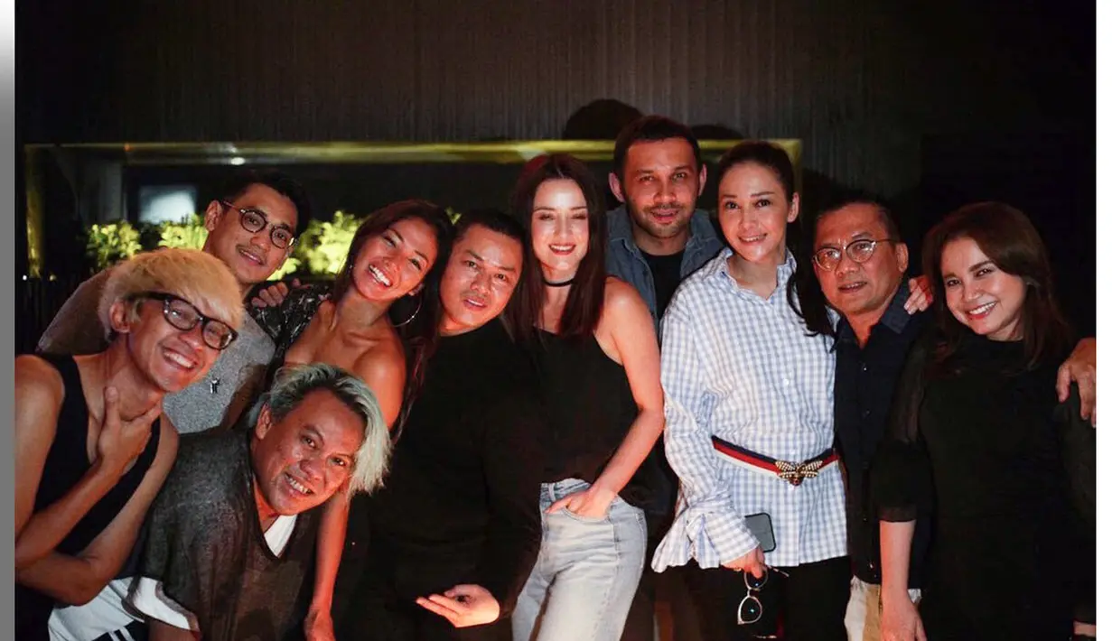 Sebelumnya sempat menjadi viral perkumpulan atau geng Grils Squad yang juga diisi oleh beberapa artis diantaranya Nia Ramadhani, Jessica Iskandar, Chacha Frederika. Geng ini sering melakukan kegiatan sosial. (Instagram/maiaestiantyreal)