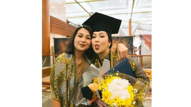 Resmi Sarjana, Ini 6 Potret Cantik Agatha Pricilla saat Wisuda