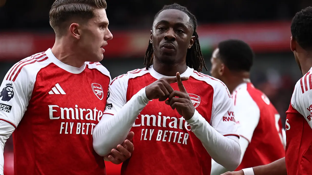 Eze merayakan gol saat Arsenal melawan Palace