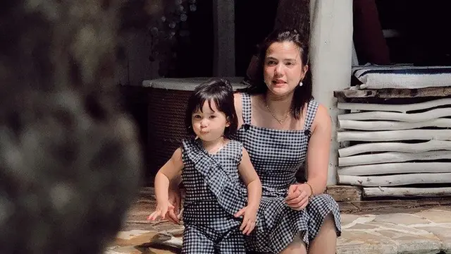 7 Potret Alice Norin dan Sang Putri Pakai Baju Couple, Kompak Banget