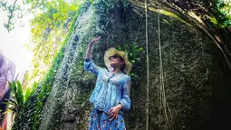 Tak hanya pantai, sisi pantai yang terdapat pemandangan alam indah juga tak luput dijelajahi oleh Dine. Gaya kecenya pakai baju biru ini tuai atensi. Ia juga pakai topi dan kacamata yang bikin dirinya tambah kece. (Liputan6.com/IG/dine.pearl)