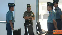 Citizen6, Surabaya: Kapusdiklat bahasa Brigjen TNI Yoedi swastanto memeriksa fasilitas Labsa Puddikbanmin Kodikdukum Kobangdikal Surabaya, Selasa (3/7).(Pengirim: Kobangdikal).