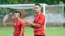 Pemain asing Persija asal Brasil, Jaimerson da Silva Xavier (kanan) saat latihan di Lapangan Sutasoma, Halim Perdanakusuma, Jakarta, Jumat (29/12). Pemain kelahiran Guarulhos, Brasil tersebut dikontrak untuk satu musim. (Liputan6.com/Helmi Fithriansyah)