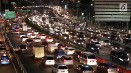 Kendaraan terjebak kemacetan saat melintasi Tol Dalam Kota dan Jalan Gatot Soebroto di Jakarta, Kamis (15/2). Jelang libur Imlek, kemacetan tetap terjadi di sejumlah ruas jalan protokol Ibu Kota. (Liputan6.com/Immanuel Antonius)