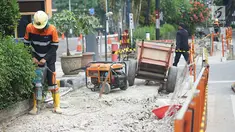 Pekerja membongkar jalur pejalan kaki (trotoar) di Jalan Cikini Raya, Jakarta, Jumat (14/6/2019). Pemprov DKI bakal melakukan revitalisasi  trotoar di Jalan Cikini Raya dan Jalan Kramat Raya sepanjang 10 kilometer dengan anggaran sebesar Rp75 miliar. (Liputan6.com/Immanuel Antonius)