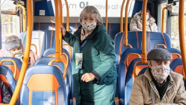 Wanita Tua Naik Bus 3.500 Kilometer