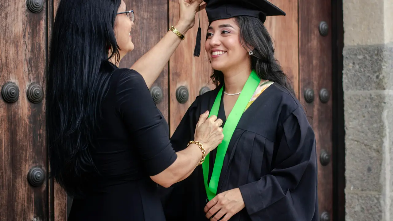 Perempuan lulus universitas