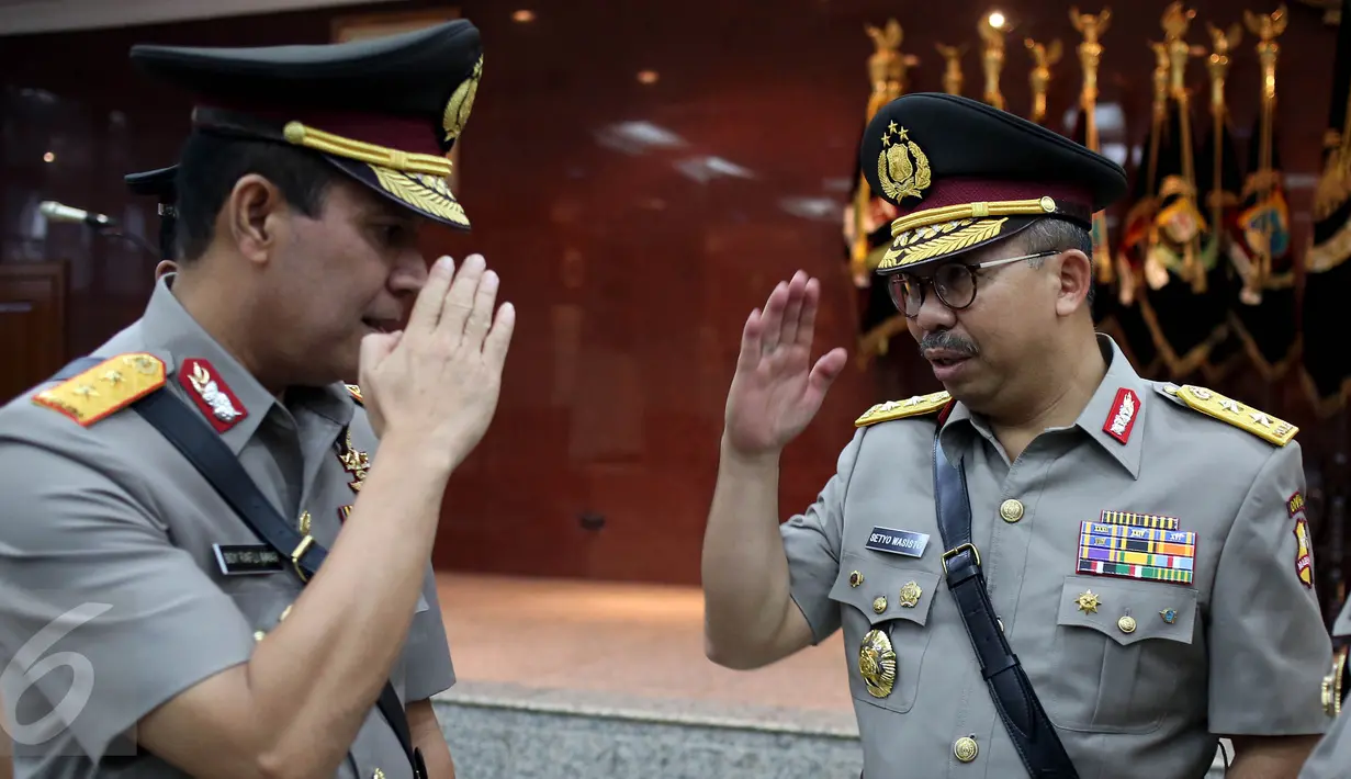 Kapolda Papua yang baru saja di lantik Irjen Boy Rafli Amar (kiri) bersama Kadiv Humas Polri yang baru Irjen Setyo Wasisto usai acara pelantikan perwira tinggi kepolisian di Mabes Polri, Jakarta, Jum'at (28/4). (Liputan6.com/Johan Tallo)