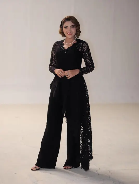 Cantiknya Ashanty dengan jumpsuit hitam, dengan detail bagian lengan menyambung hingga ke trainnya yang semi transparan. [Foto: Instagram/ashanty_ash]