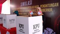 KPUD Garut, Jawa Barat sukses menggelar simulasi pemungutan, penghitungan dan rekapitulasi suara Pilkada Serentak 2024 di TPS 9, Desa Langensari, Kecamatan Tarogong Kaler. (Liputan6.com/Jayadi Supriadin)
