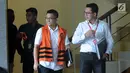 Tersangka penyuap hakim PT Sulawesi Utara Sudiwardono, Aditya Anugrah Moha (kedua kanan) usai menjalani pemeriksaan lanjutan di Gedung KPK, Jakarta, Kamis (14/12). Aditya resmi ditahan KPK pada 8 Oktober 2017 lalu. (Liputan6.com/Helmi Fithriansyah)