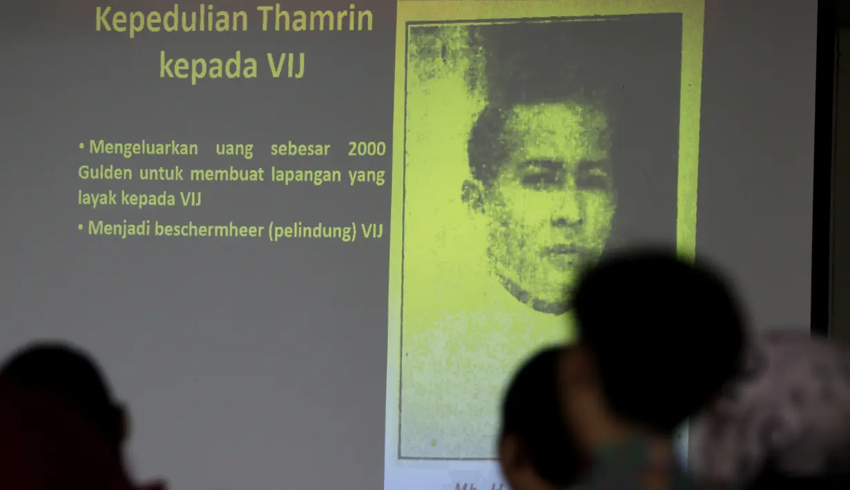 Slide sejarah tentang MH Thamrin kepada sepak bola saat seminar "Dari Stadion VIJ menuju Stadion MH Thamrin" di Balai Kota, Jakarta, Jumat (15/2). Seminar ini menghadirkan sejarahwan JJ Rizal dan penulis buku Gue Persija. (Bola.com/Yoppy Renato)