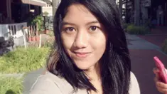 Di momen pernikahannya, Erina Gudono tampil cantik dengan makeup adat Jawa Jogja dan Solo yang bikin penampilannya manglingi. Namun begitu, penampilan Puteri Indonesia Yogyakarta 2022 ini tanpa makeup ternyata tak kalah menawan. (Liputan6.com/IG/@erinagudono)