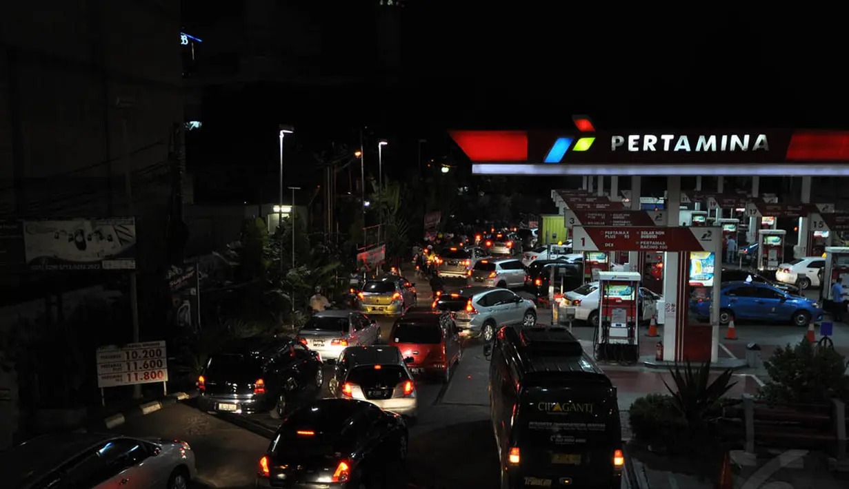 Suasana ratusan kendaraan mengantre panjang saat akan mengisi bahan bakar di SPBU Kuningan, Jakarta, Senin (17/11) malam. (Liputan6.com/Miftahul Hayat)