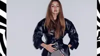 Gigi Hadid mengenakan jaket kulit yang dipadukan dengan loose pants bermotif gemoteris. Kombinasikan dengan sandal agar semakin stylish. (@gigihadid)