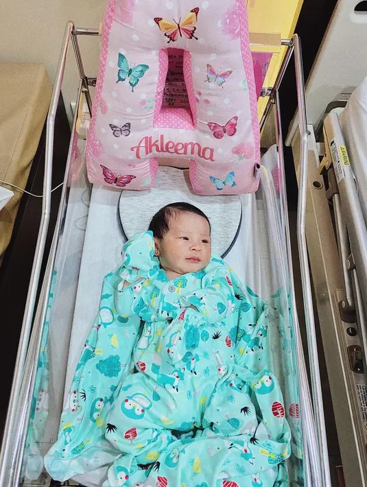 "Iya saya langsung azanin. Waduh merinding, saya saja seumur-umur belum pernah azan di masjid. Ini langsung azan untuk pertama kalinya." kata Syamsir Alam saat konferensi pers di RSIA Tambak, Menteng, Jakarta Pusat, Kamis (7/1/2021). (Instagram/bungajelitha66)