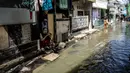 Aktivitas warga saat banjir rob di kawasan Muara Angke, Jakarta, Selasa (9/11/2021). Badan Penanggulangan Bencana Daerah (BPBD) DKI Jakarta memperkirakan puncak musim hujan dan potensi rob di Ibu Kota terjadi pada Januari hingga Februari 2022. (Liputan6.com/Faizal Fanani)