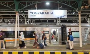 Penumpang melintas di Stasiun Tugu Yogyakarta. Di masa angkutan lebaran 2025, Daop 6 Yogyakarta menyiapkan 41.272 tempat duduk dan sudah terjual 68 persen. (Dok Daop 6 Yogyakarta)