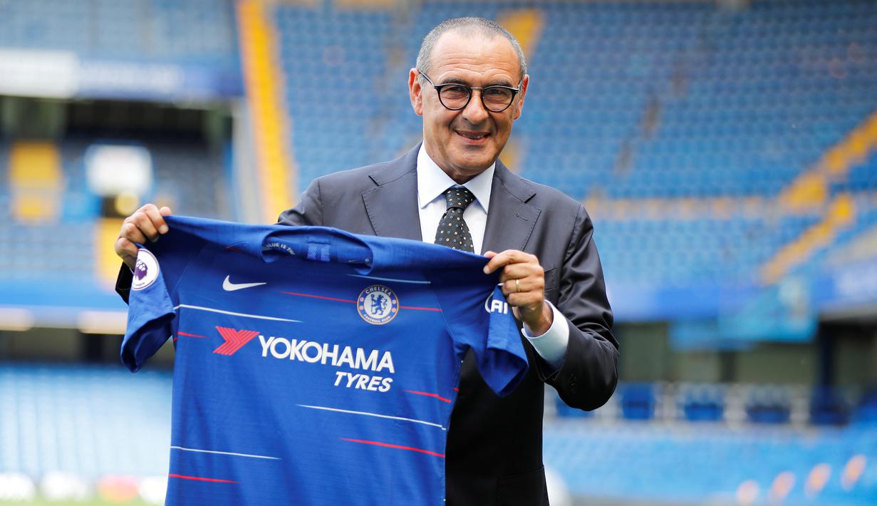 Pelatih baru Chelsea, Maurizio Sarri berpose dengan jersey tim usai konferensi pers di Stamford Bridge di London (18/7). Maurizio Sarri menggantikan pelatih sebelumnya Antonio Conte. (AFP Photo/Tolga Akmen)