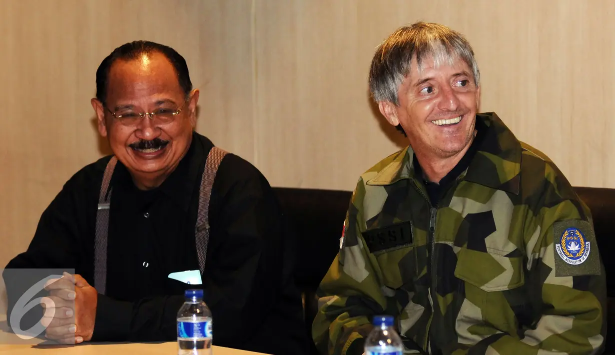 Pelatih fisik, Miguel Gandia (kanan) bersama dr Syarif Alwi saat diperkenalkan sebagai tim kepelatihan di Jakarta, Kamis (9/2). Timnas Indonesia akan dilatih pelatih asal Spanyol, Luis Milla Aspas selama dua tahun. (Liputan6.com/Helmi Fithriansyah)