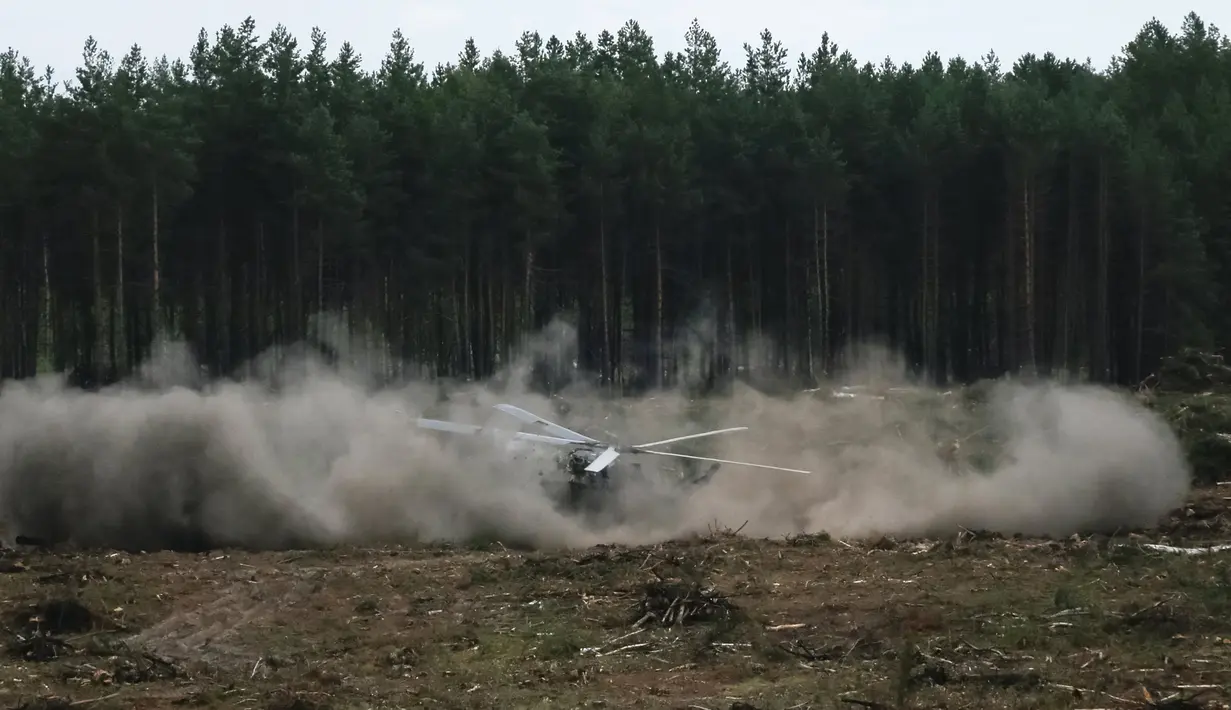 Helikopter Mi-28N tiba-tiba terbang semakin rendah dan menghempas ke tanah saat kompetisi penerbangan militer "Aviadarts" di Dubrovichi, Rusia, Minggu (2/8/2015). Akibat kejadian tersebut, satu dari dua orang pilot tewas. (REUTERS/Maxim Shemetov)
