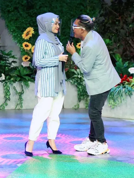 “Jeda berapa bulan ya, akhirnya aku ngajakin kamu (bikin) konten. Dan di situ kontennya kita main gombal-gombalan tapi harus tatap-tatapan. Nah, di situlah tumbuh cintanya aku sama kamu," ungkap Nathalie. “Ya kalau aku jujur, ya aku dari situ juga sih,” timpal Sule. (Instagram/nathalieholscher)