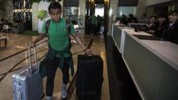 Pemain Timnas Indonesia, Febri Hariyadi, membawa koper saat berada di Hotel Grand Zuri, Jawa Barat, Selasa (6/11). Timnas Indonesia akan berangkat ke Singapura untuk berlaga pada Piala AFF 2018. (Bola.com/Vitalis Yogi Trisna)