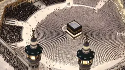 Umat Muslim melaksanakan salat Maghrib di sekitar Ka'bah, kompleks Masjidil Haram pada Minggu 24 Mei 2026, menjelang ibadah haji tahunan. (Zain JAAFAR/AFP)