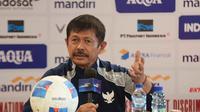 Laga tersebut akan berlangsung di Stadion Pakansari, Cibinong, Kabupaten Bogor, Jawa Barat pada Sabtu (15/11) dan Rabu (18/11/2025). Tampak dalam foto, pelatih Timnas Indonesia U-22, Indra Sjafri, saat memberi keterangan terkait pertandingan uji coba melawan Mali, Jakarta, Jumat (14/11/2025). (Bola.com/Abdul Aziz)