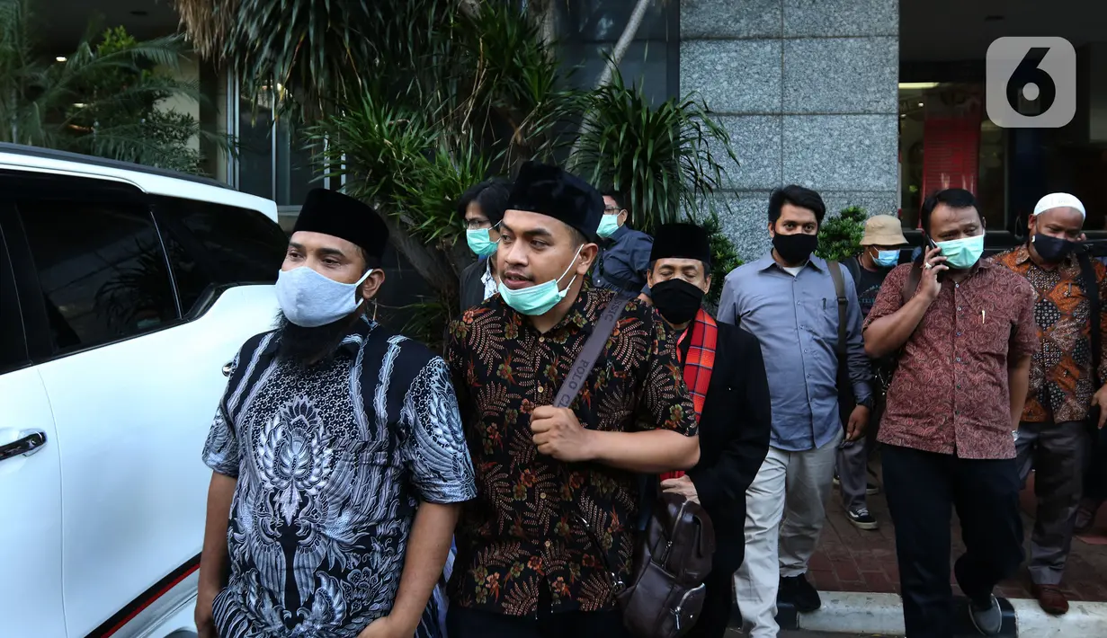 Kuasa hukum Muhammad Rizieq Shihab, Aziz Yanuar usai memberi keterangan kepada media di Polda Metro Jaya, Jakarta, Selasa (1/12/2020). Muhammad Rizieq Shihab belum bisa hadir dalam pemeriksaan dikarnakan kondisi kesehatannya masih kurang sehat. (Liputan6.com/Herman Zakharia)