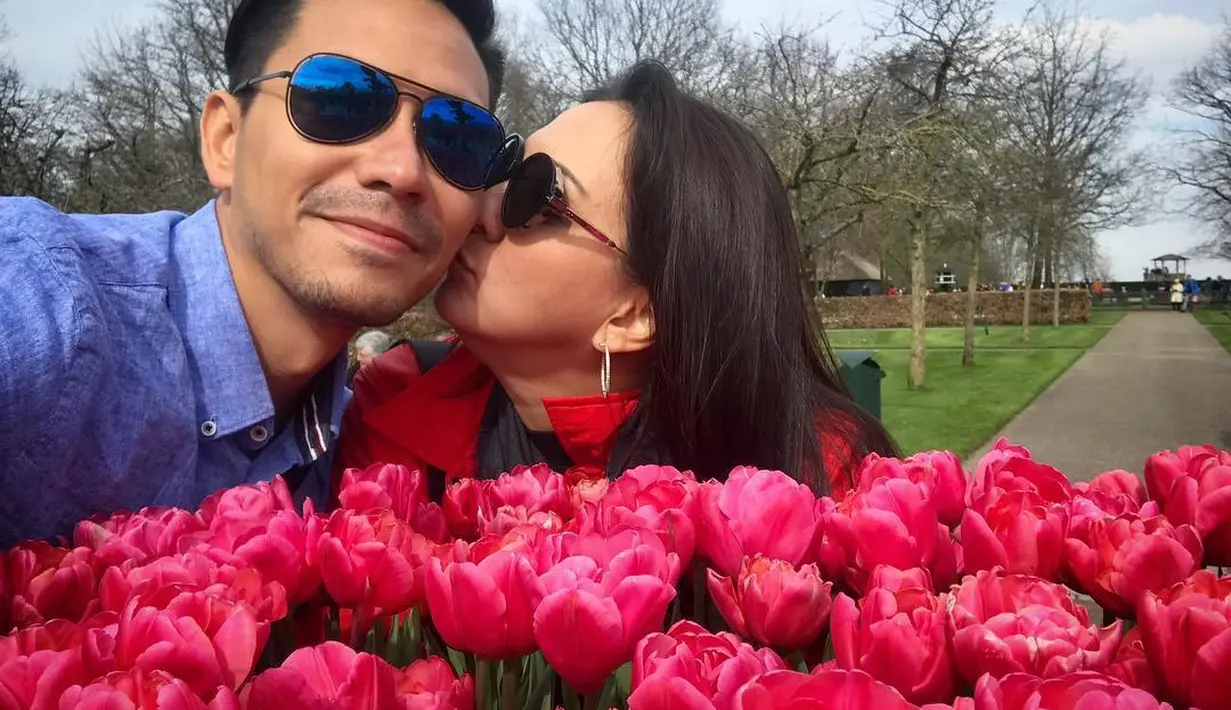 Meski telah 12 tahun nikah, pasangan ini selalu tampil mesra. Hal itu juga terlihat dari akun instagram keduanya yang begitu mesra dan selalu terlihat harmonis. (Instagram/darius_sinathrya)