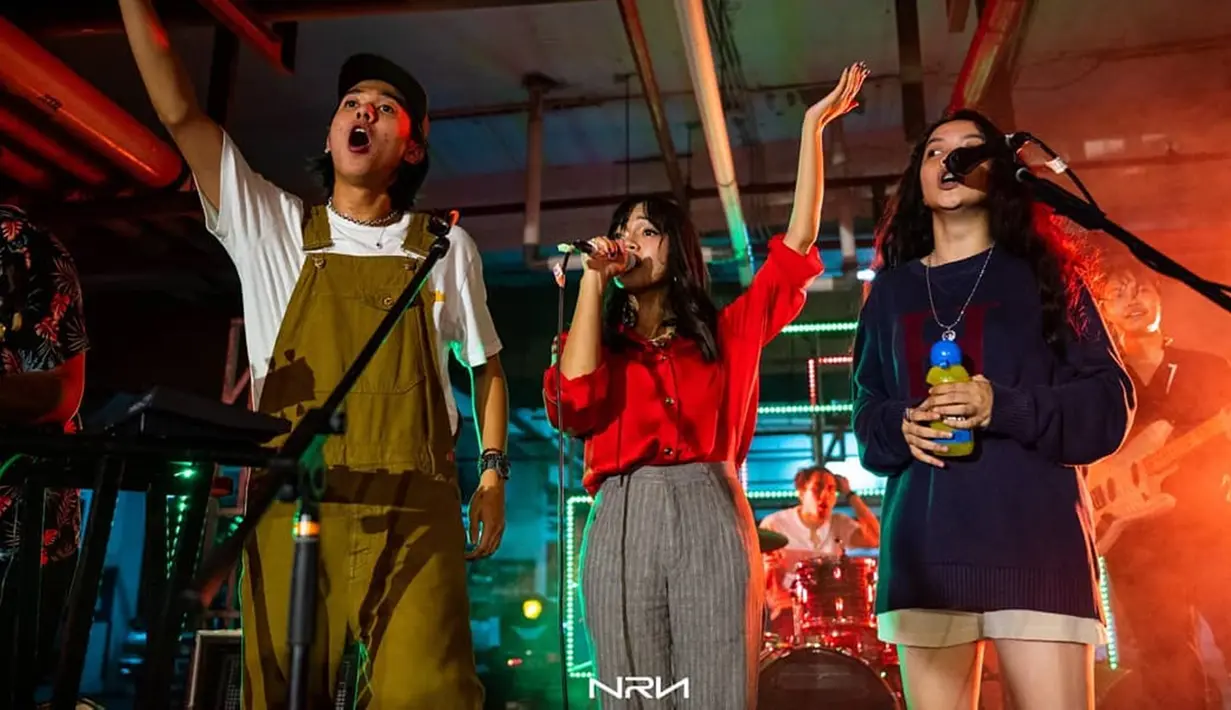 Tak selalu bermain bassis, Iqbaal saat di atas panggung juga mengajak para penonton untuk bernyanyi bersama. Anak bungsu dari bersaudara ini terlihat akrab dengan para penggemarnya. (Liputan6.com/IG/@tarrarin)